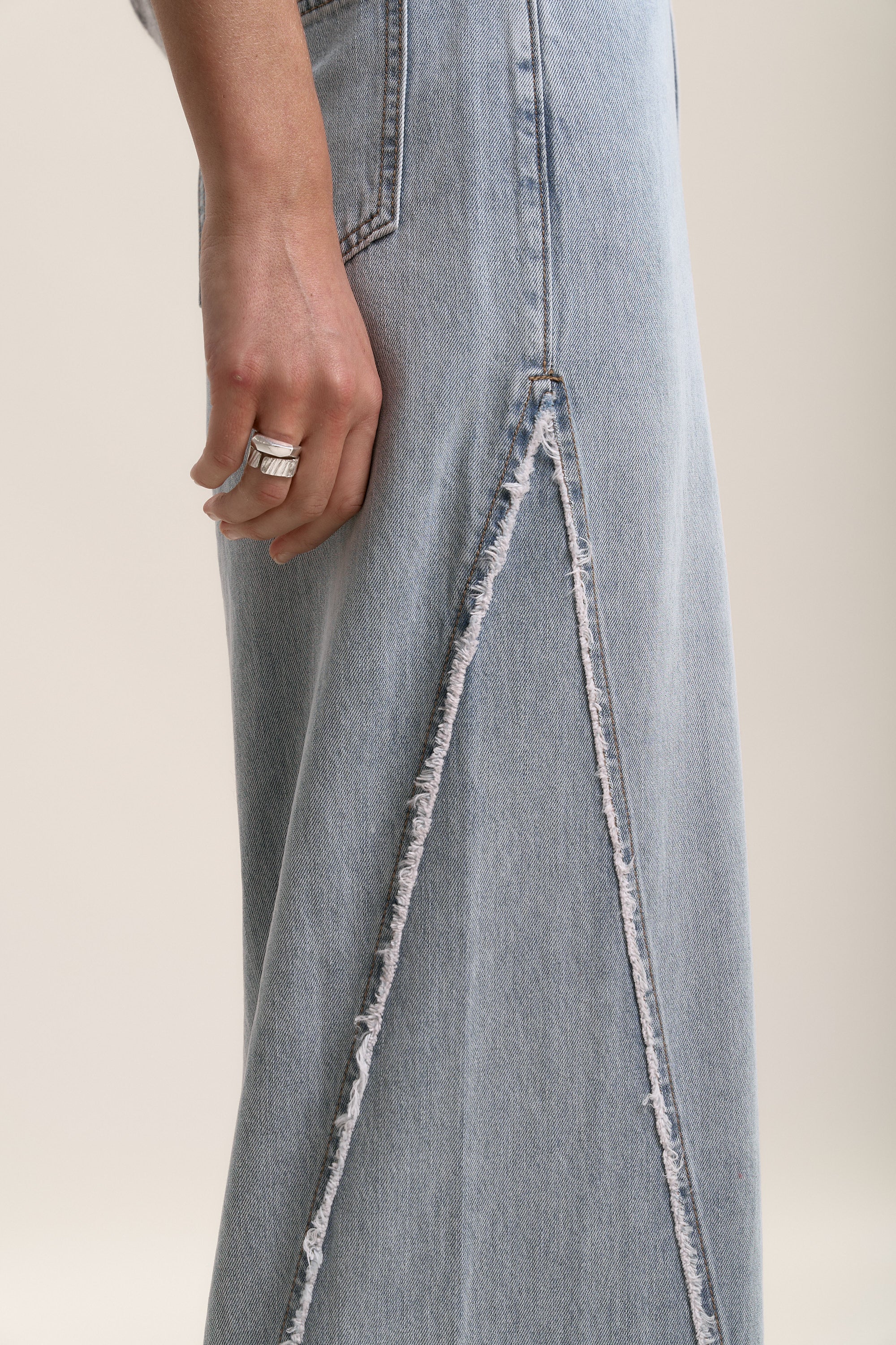 Jacksonville Frayed Detail Jeans - Image 5