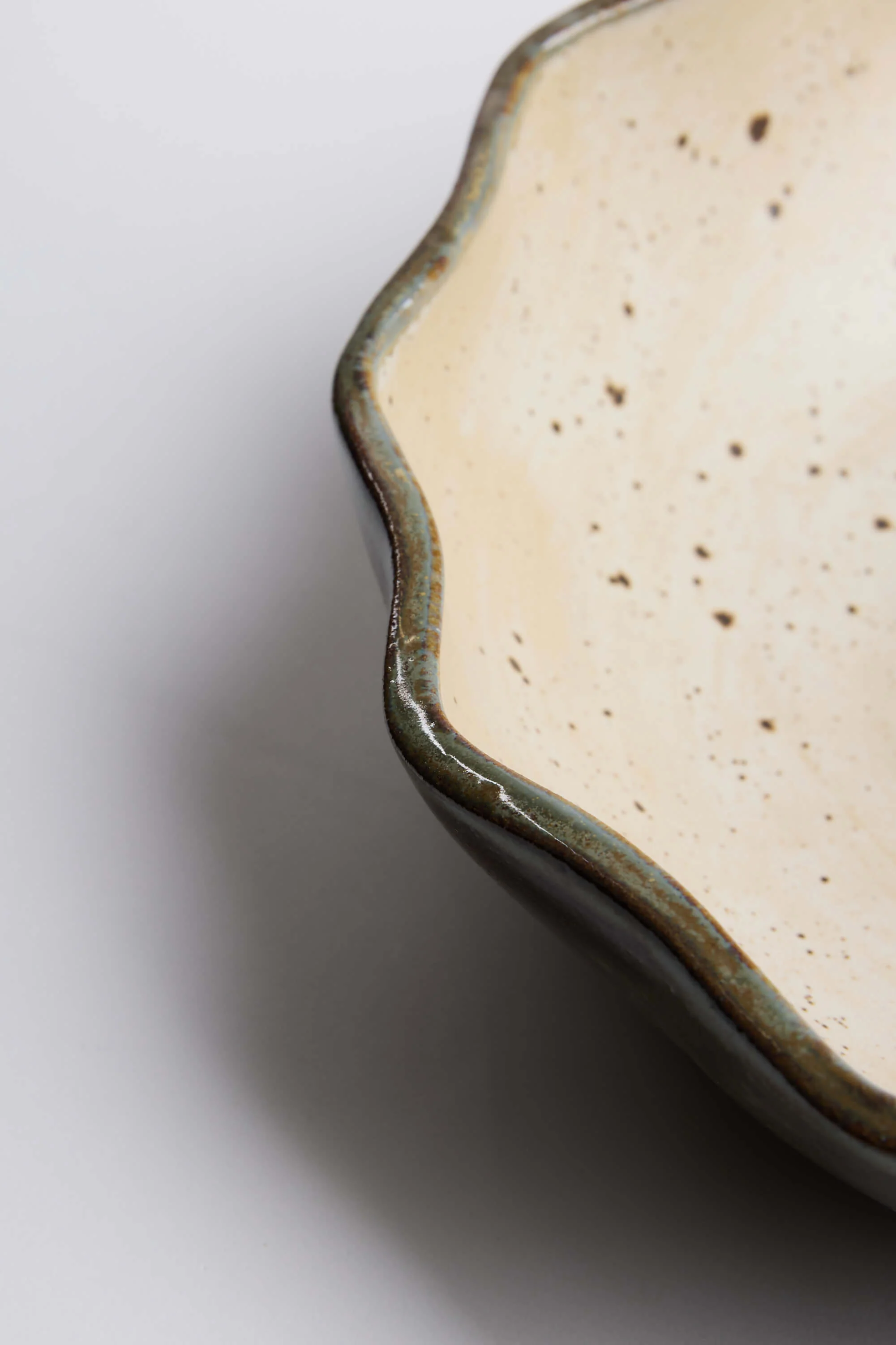 Magnolia Lane Ruffled Edge Salad Bowl - Image 5