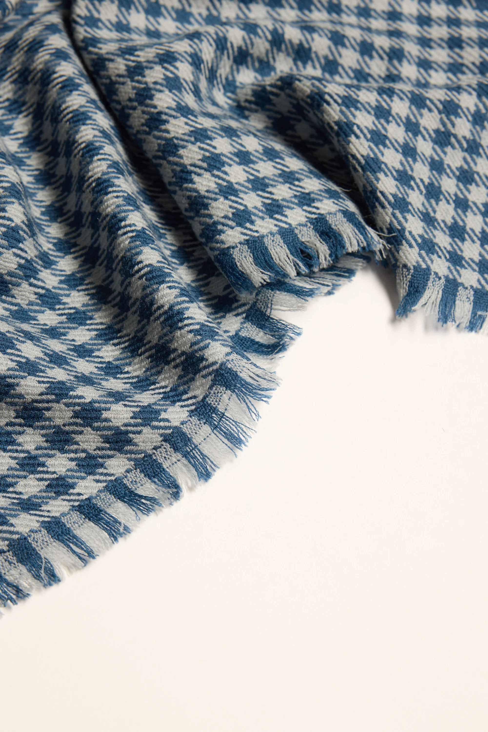 The Lightweight Wool Scarf - Image 4